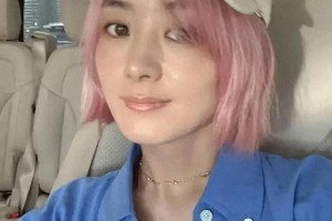 赵丽颖带儿子想想现身上海机场，母子同框超温馨