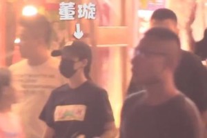41岁董璇深夜聚餐状态佳，与黑衣男子互动引猜测