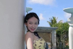 程潇海边泳装美照大秀好身材