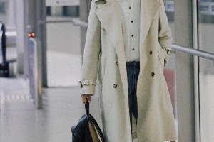 李昀锐米兰时装周机场look：米白风衣贵公子风范