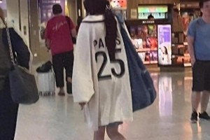 杨幂低调现身香港探望女儿小糯米