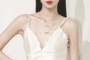 周也白色礼服裙仙气十足，优雅穿搭惊艳全场