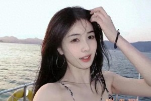 白鹿出海游玩照曝光，豹纹吊带尽显夏日风情