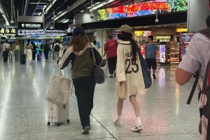 杨幂低调赴港探望女儿小糯米 坚持高质量陪伴