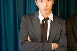 陈靖可亮相2018微博之夜，双领带造型尽显绅士风度
