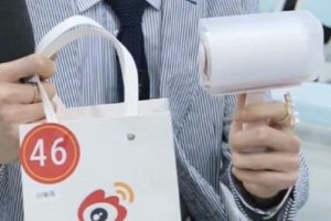 微博之夜明星送礼大赏：田曦薇粘毛器成笑点，张颂文紫竹获赞