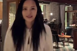 秦昊用心安排伊能静妈妈上海探亲，家庭聚会温馨有爱
