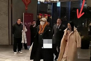 伊能静秦昊辽宁春晚彩排，穿JK裙秀冻龄美颜