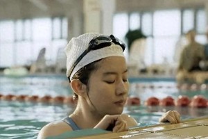刘亦菲泳装写真：优雅性感展现女神魅力