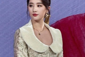 刘亦菲白裙亮相状态佳，分享美容秘诀与演艺心得