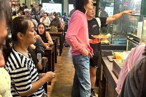 向佐新加坡新造型引热议：时尚探索与实力并存